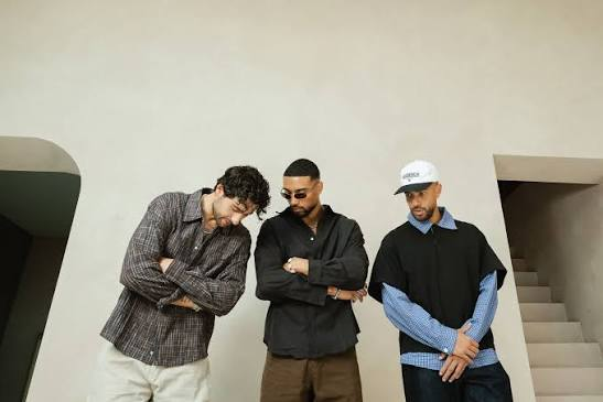 Man wearing an oversized shirt in a modern 2026 streetwear outfit