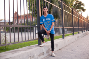 Man wearing an oversized jersey following jersey fashion trends for 2026 with baggy jeans