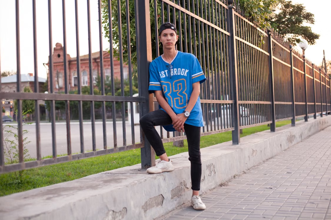 Man wearing an oversized jersey following jersey fashion trends for 2026 with baggy jeans
