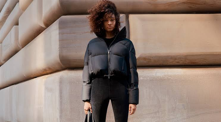 Man wearing a cropped jacket layered over a hoodie, reflecting jacket trends 2026